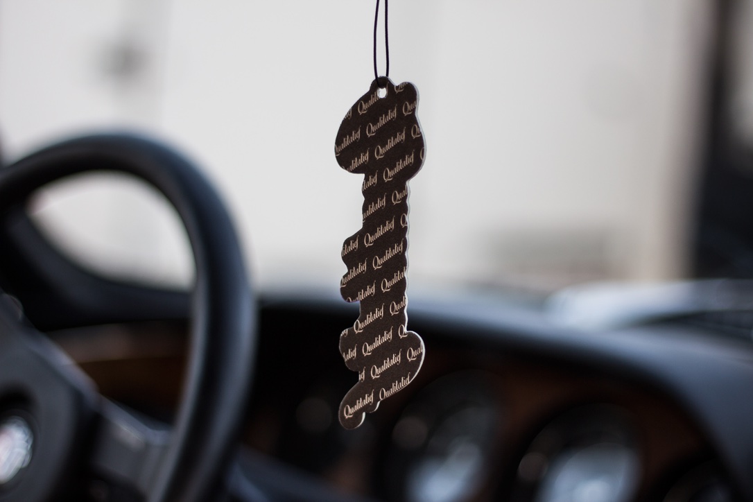 Qualitatief Logo Lufterfrischer Schwarz/Weiß