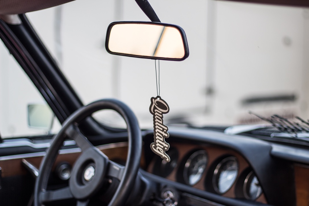 Qualitatief Logo Lufterfrischer Schwarz/Weiß